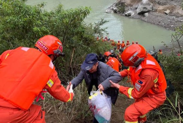 震中村支书：震后第一夜杀了头猪充饥！目前灾民得到了怎样的安置？