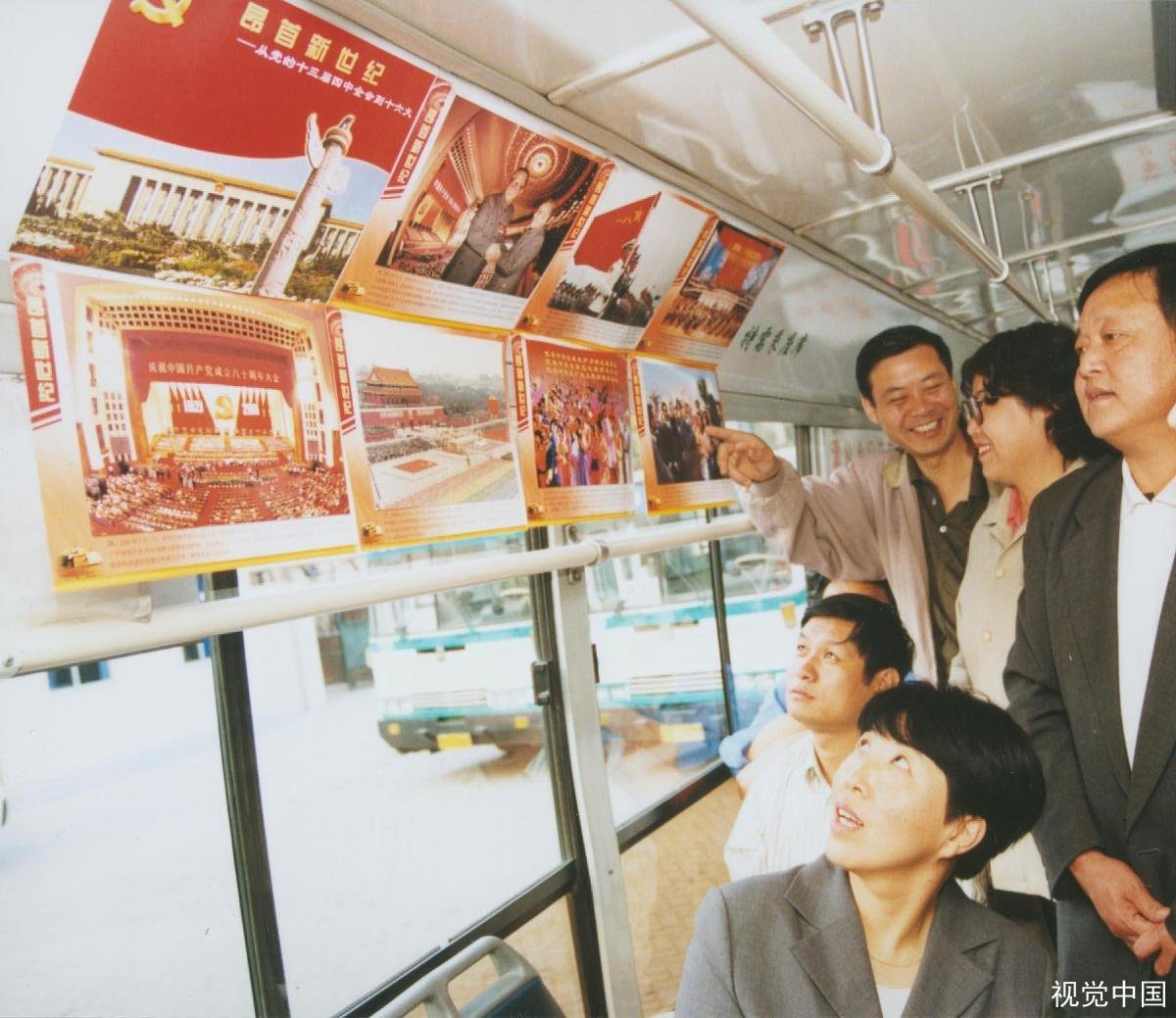 河南女公交售票员穿包臀裙，在公交车上歇坐男友大腿上，这合适吗？