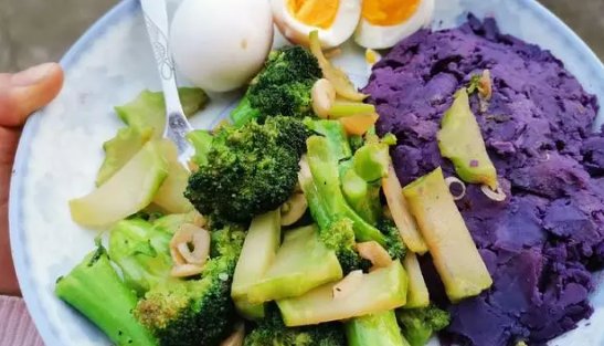 男子疫情居家学做菜，老婆教得咬牙切齿：肺都快气炸！做饭难学吗？