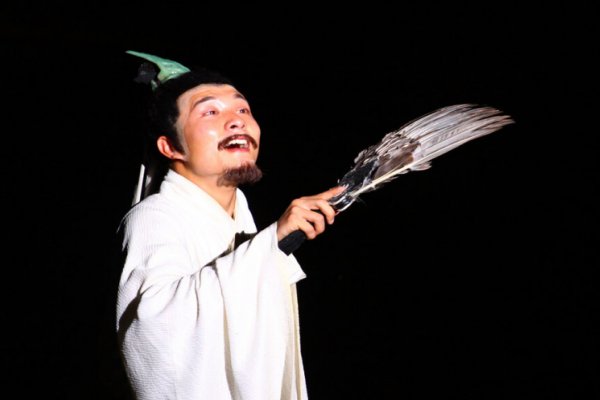 诸葛亮只有在哪出戏中才会有抖袖的身段表演