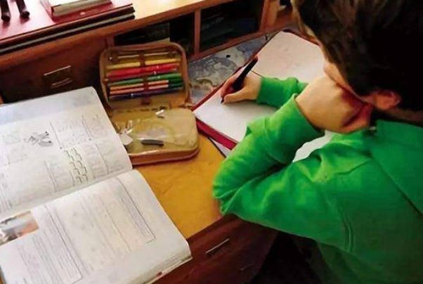 学霸为什么喜欢做错一道题就插一支笔？