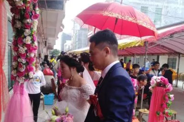 深圳一位00后新郎开电车错过自己的婚礼,事件的原委是怎样的?