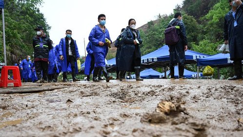 救援人员穿防护服泥泞中搜寻，这些泥泞道上的铺路者有多不易？