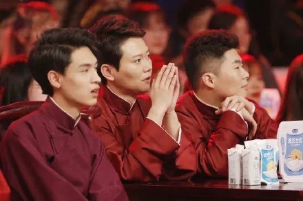 秦霄贤在综艺中弯腰被孟鹤堂踢，他们之间的关系怎么样