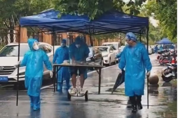 上海下雨天,大白队伍走出“上朝”气势,身穿防护服的他们行动有多不便?