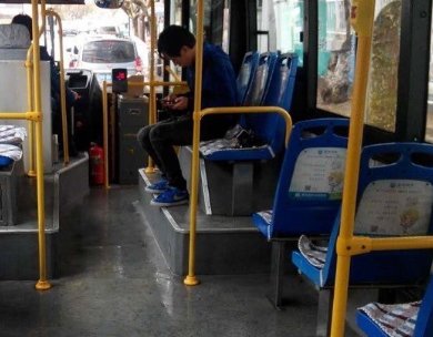 河南女公交售票员穿包臀裙，在公交车上歇坐男友大腿上，这合适吗？