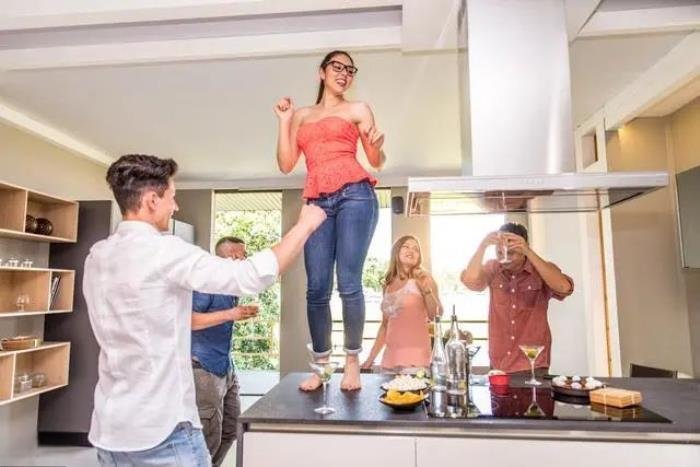 两对夫妻在同一个房间互换 荒唐做法不构成犯罪吗