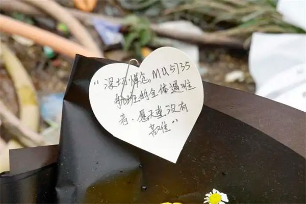 广西藤县花店老板卡片悼词写到泪目，上面承载了全国网友怎样的心意？