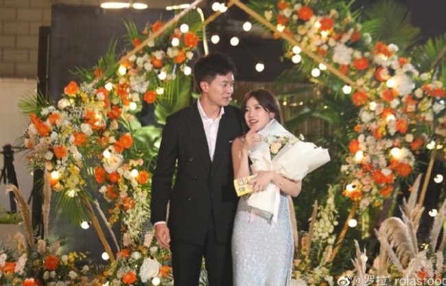 《半熟恋人》中，罗拉最后和谁在一起了