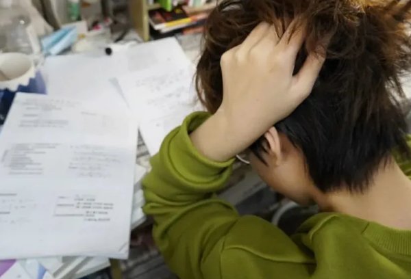 学霸为什么喜欢做错一道题就插一支笔？