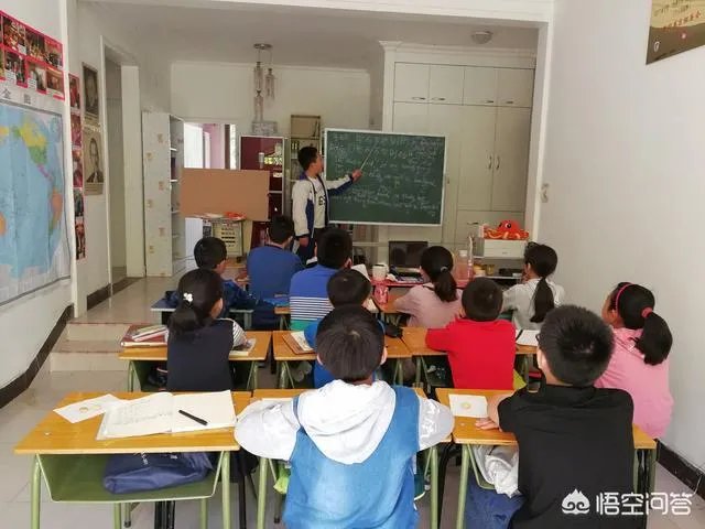 郑州某高校女生宿舍学霸，宿舍门当黑板，给舍友讲课，你怎么看？