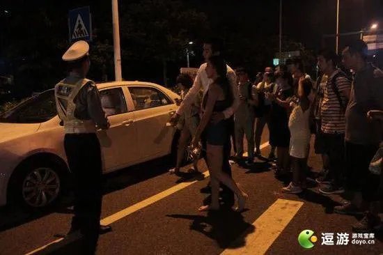 爆乳海归女酒后“调戏”交警 裸露躺车前盖露底
