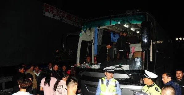 大巴司机遇查丢下一车乘客跑了结果如何？