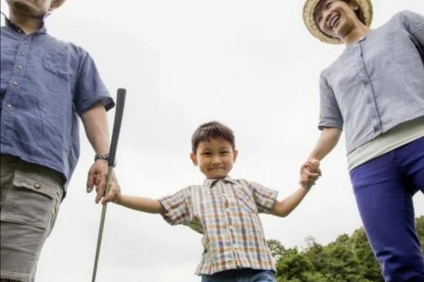 7岁女孩举起80公斤杠铃,这样的练习对身体有什么伤害?