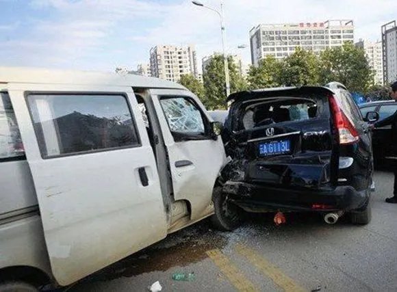 情侣酒驾翻车被救出后牵手离开,此种行为说明了什么?