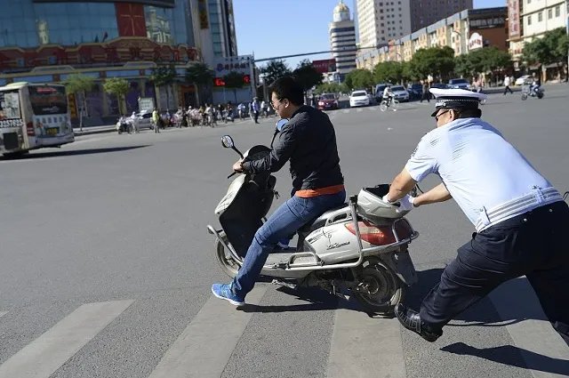 行人闯红灯遭水喷,还有哪些专治中国式过马路的奇招?