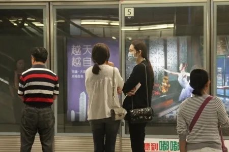 吴佩慈素颜搭港铁 挺6个半月巨肚四肢纤细