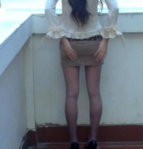 学生偷拍女老师黑丝照 性感穿着让屌丝坐立不安