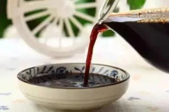 你如何看待女校老师让学生喝醋推迟生理期的事件呢?