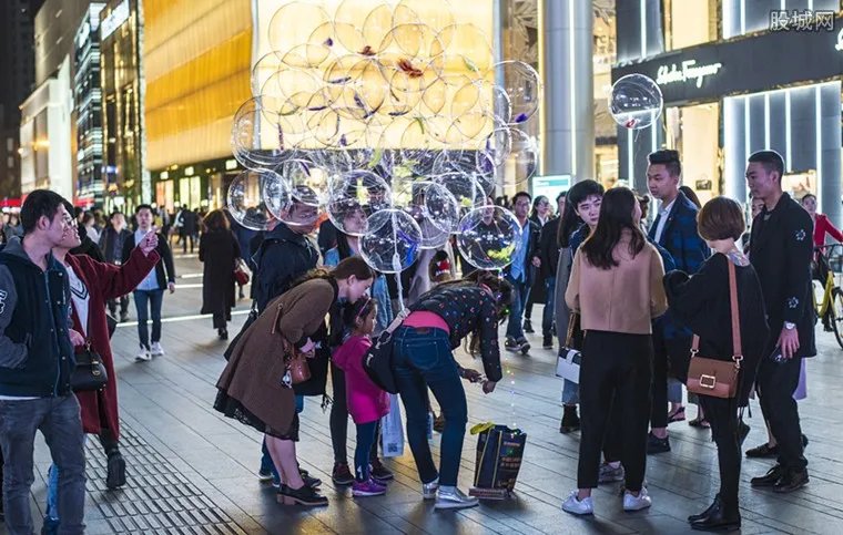 网红气球窝点被端 气球外表吸引市民追捧竟暗藏隐患