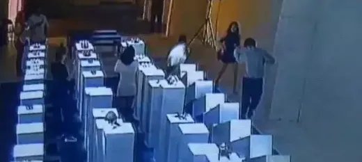 自拍撞坏艺术品是中国的一位女大学生吗?