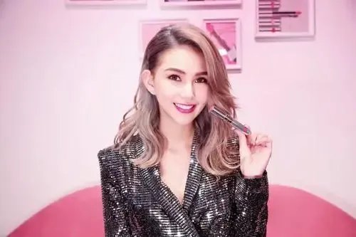 周杰伦晒昆凌美照为她庆生,夫妻俩穿情侣装出席聚会,两人的状态如何?