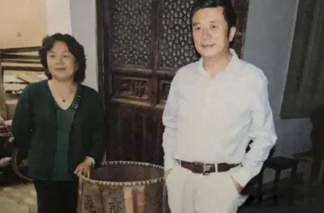 任正非有几个孩为什么不同姓 两女一儿有几段婚史