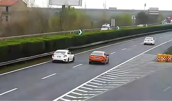 在超车时,应该打什么灯?