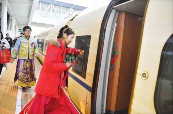 湖南一新娘自己坐着高铁去结婚，为什么她不等新郎去接亲？