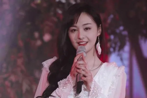 郑爽一元起拍自己的衣服，这些拍卖的衣服都是些什么来历？