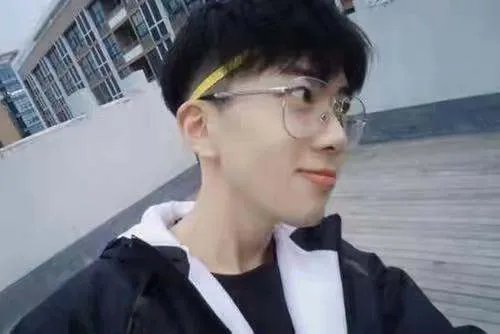 费启鸣方辟谣和何炅手牵手，你觉得他和何炅的关系怎么样？