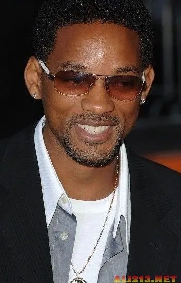 张亮热吻娇妻女网友“心碎了”盘点全球男神