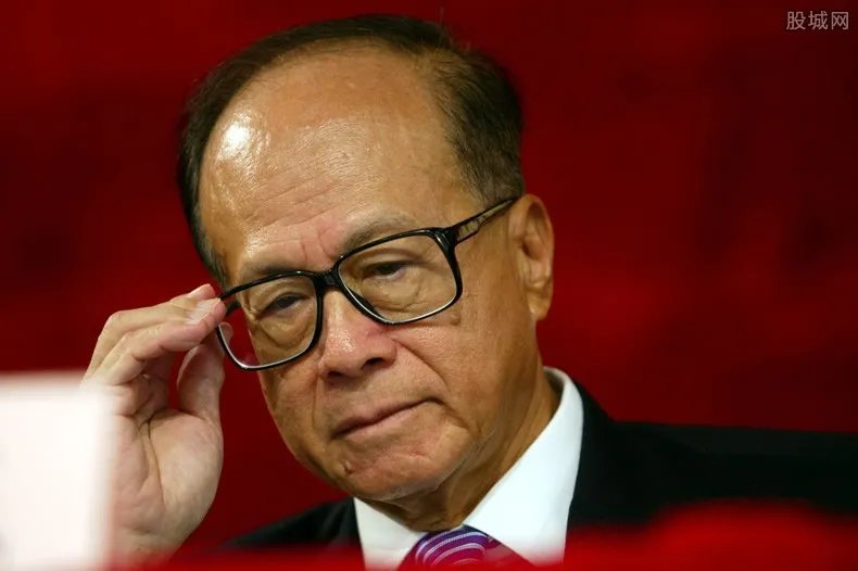 李嘉诚有多少个老婆 李嘉诚现任老婆是谁？