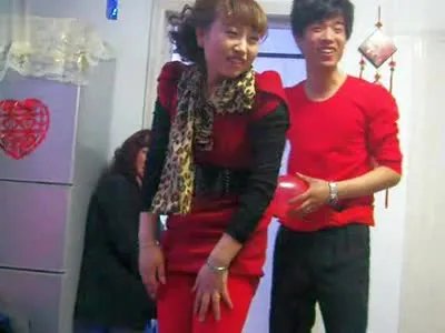 陕西一男子结婚遭好兄弟恶搞,数条横幅上各种“贺电”,若是你会不会生气?