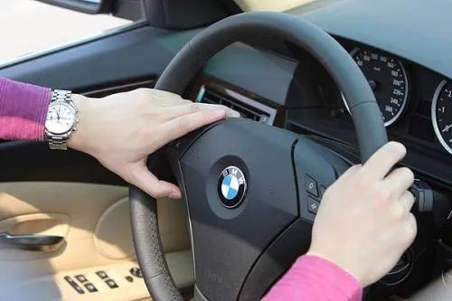 团雾造成高速28车连环相撞，开车遇到团雾应该怎么行驶？