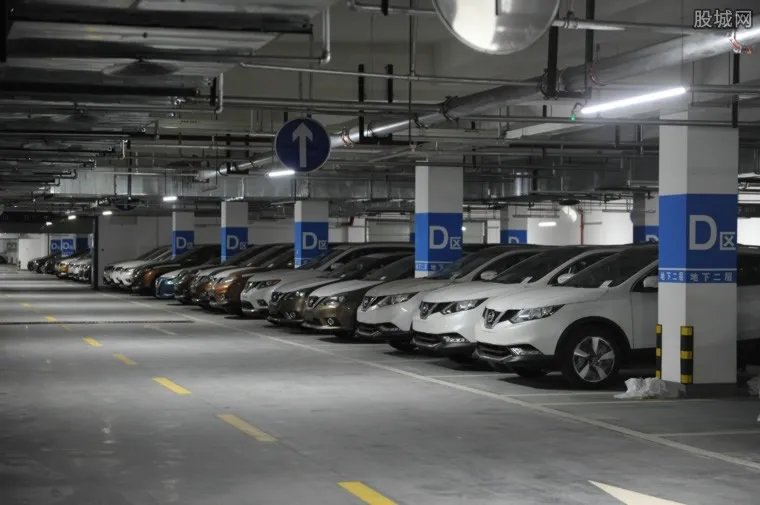 夜间停车现黑收费 记者调查发现背后内幕惊人