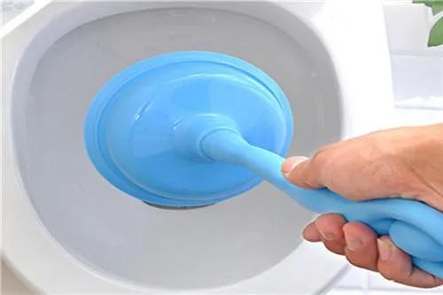 坐便堵了怎么办最简单   5招让您快速疏通马桶堵塞