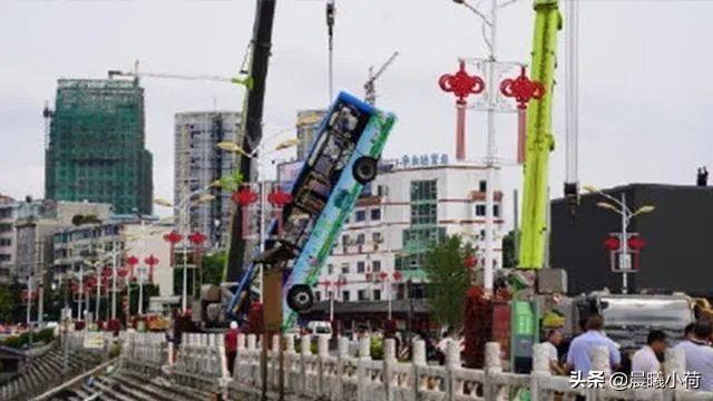 公交坠湖司机报复社会,市场条件下多投入消弭社会矛盾,你咋看?