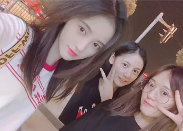 空姐晒与鞠婧祎合照,两人谁更胜一筹呢?