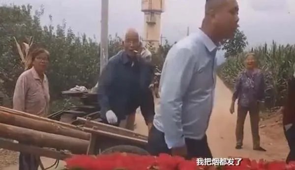新人婚礼途中被村民拦车要烟是怎么回事?是婚闹吗?