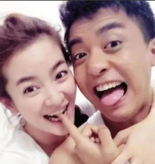 宝鸡一大学生单身21年终脱单，室友拉横幅游校一圈来庆祝，这事你怎么看？