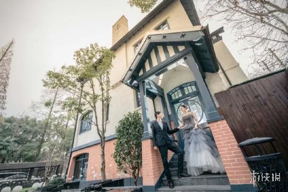 酒神伍声今日大婚校长当伴郎 关车门动作被夸绅士！