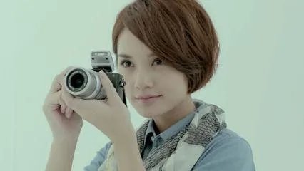 杨丞琳被李荣浩亲到脸变形娇羞可爱，她的少女感为何能保持十几年不变？