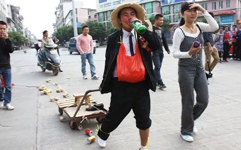 陕西一男子结婚遭好兄弟恶搞,数条横幅上各种“贺电”,若是你会不会生气?