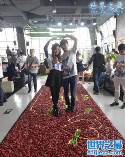 最有创意的求婚，99999只红辣椒当地毯 