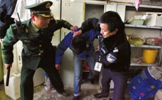 如何看待云南一嫌犯戴手铐脱逃的事件呢？