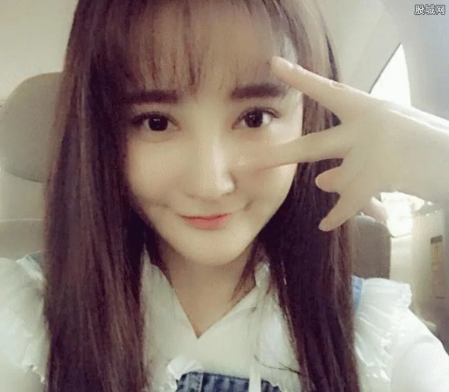 刘雨欣跳水露姨妈巾 如今的她只能秀身材了