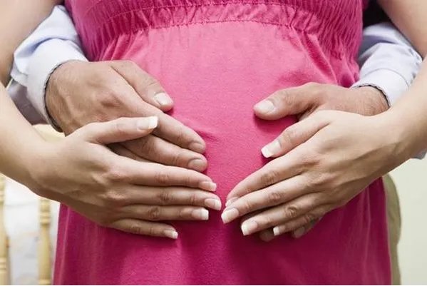 韩国首次出现全年人口负增长，如何来提高人口的生育率？