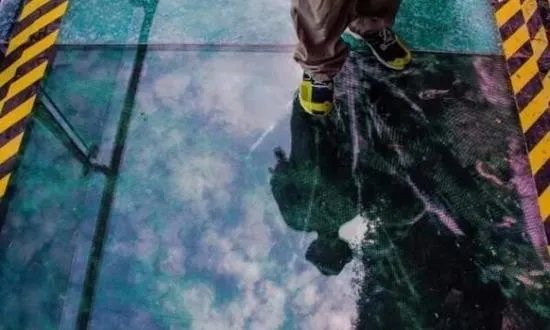 玻璃栈道碎裂特效吓坏游客是什么情况?