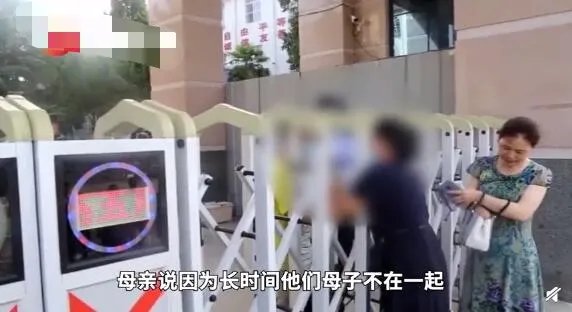 考生临考前12分钟在等妈妈 事情真相来了却遭网友吐槽